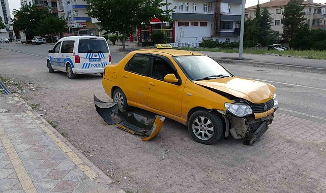 Üç aracın karıştığı kazada 1 kişi yaralandı
