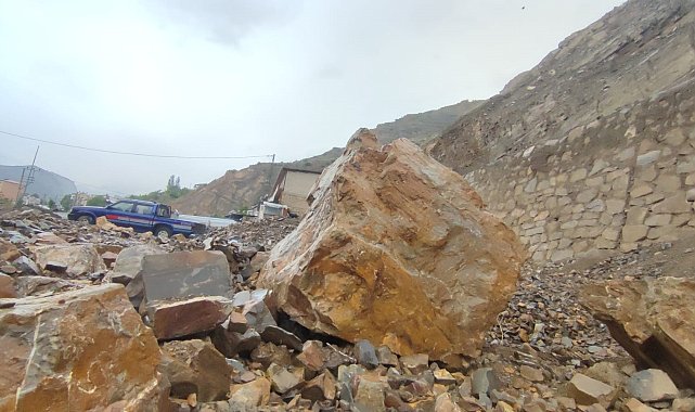Uzundere'de yağışlı hava heyelana neden oldu
