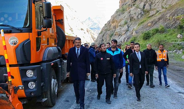 Vali Çelik, Çukurca yolundaki çalışmaları yerinde inceledi