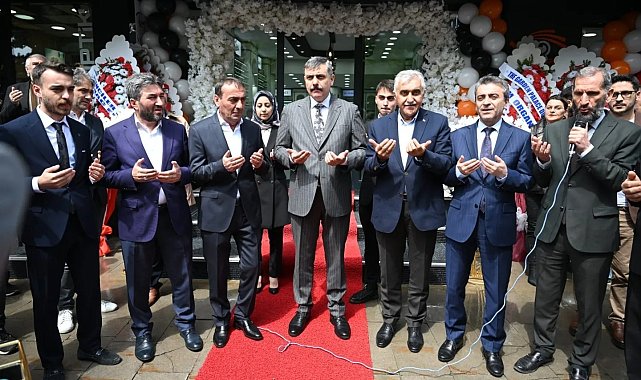 Vali Çiftçi, optik mağazasının açılışını yaptı