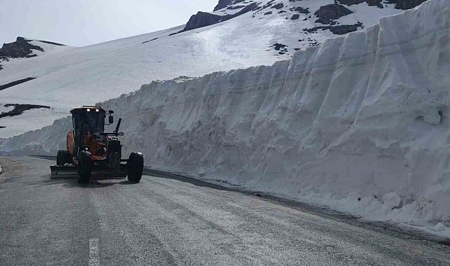 Van-Bahçesaray karayolu 132 gün sonra ulaşıma açıldı