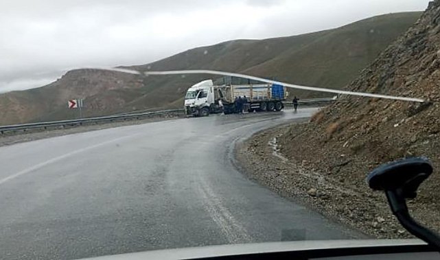 Van'da 2 tır kafa kafaya çarpıştı: 2 yaralı