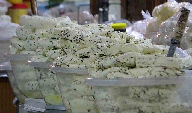Van'ın taze otlu peyniri satışa sunuldu