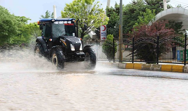 Yağmur alt geçidi suyla doldurdu, sürücüler güçlük çekti