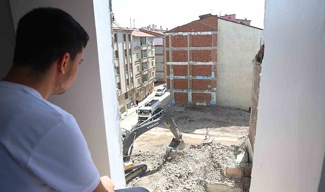 Yıkım çalışmasında ortaya çıktı, 35 yıldır iki bina tek duvarı kullanmış