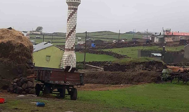 Yıldırım cami minaresine düştü
