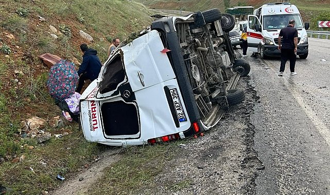 Yolcu minibüsü devrildi: 12 yaralı