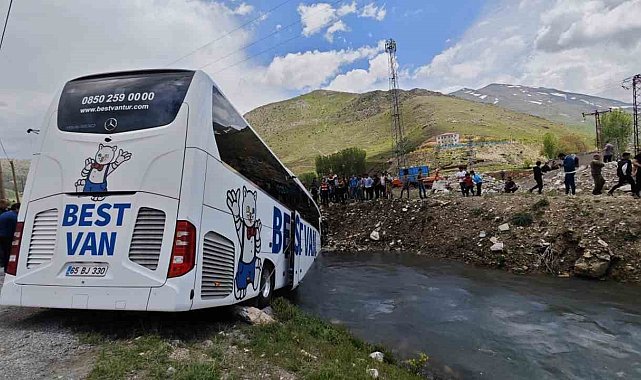 Yolcu otobüsü dereye yuvarlandı: 5 yaralı