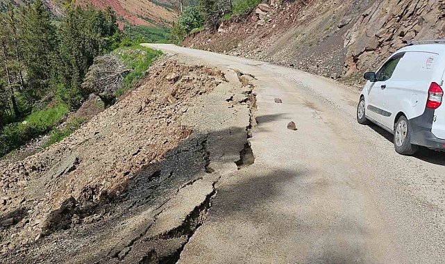 Yolda oluşan dev yarıklar korkutuyor