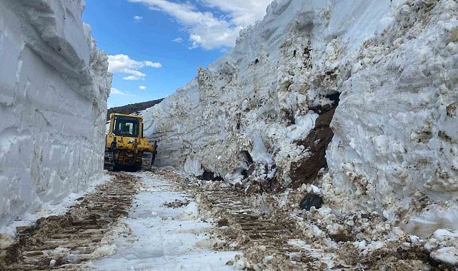 Yüksekova'da 5 metre yüksekliğindeki kar tünelleri şaşırttı