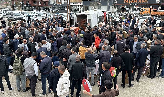 Yüksekova'da kartonunu alan tavuk ve horoz almaya koştu