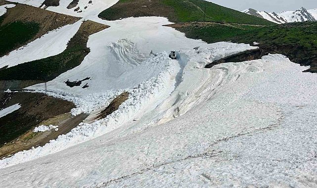 Yüksekova'da mayıs ayında karla mücadele çalışması devam ediyor