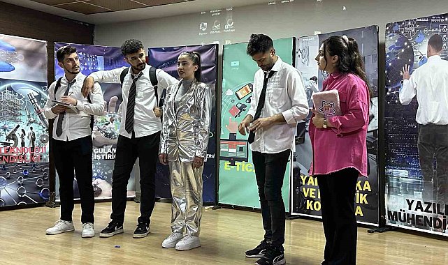 Yüksekova'da "Geleceğin Teknoloji Yıldızları Yetişiyor" programı tiyatroyla tanıtıldı