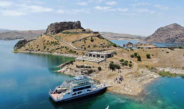 100 kadın, tarihi Pertek Kalesi'ni gezdi