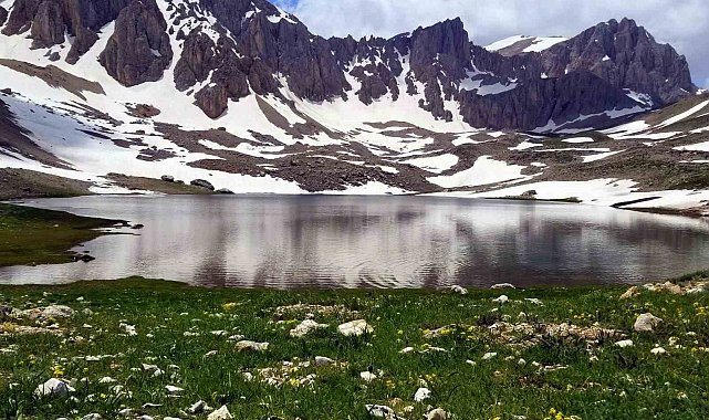 3000 rakımlı muhteşem manzarasıyla Munzur Dağı'nda yaz ve kış birarada yaşanıyor