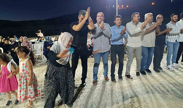 83 yaşındaki Şerife nene, bitmeyen enerjisiyle 2 saat halay çekti