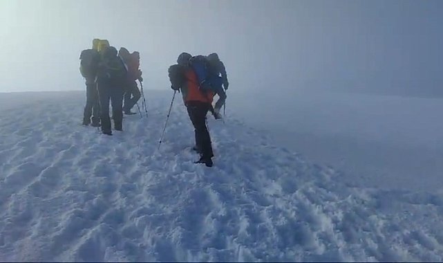 Ağrı Dağı'nda dağcılar kar ve fırtınaya rağmen zirveye ulaştı