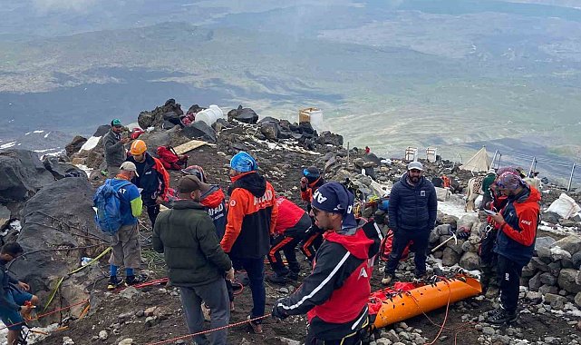 Ağrı Dağı'nda hayatını kaybeden İranlı dağcının cenazesi dağdan indirildi