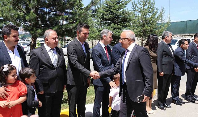 Ağrı Emniyet Müdürü İpar ve eşi personelle bayramlaştı