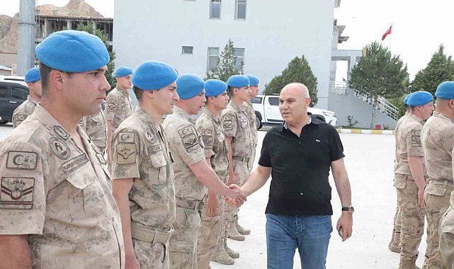 Ağrı Valisi Koç, Doğubayazıt'ta askerlerin Kurban Bayramı'nı kutladı