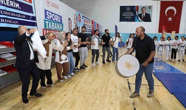 Ağrı'da GSB Spor Okulları halaylar eşliğinde açıldı