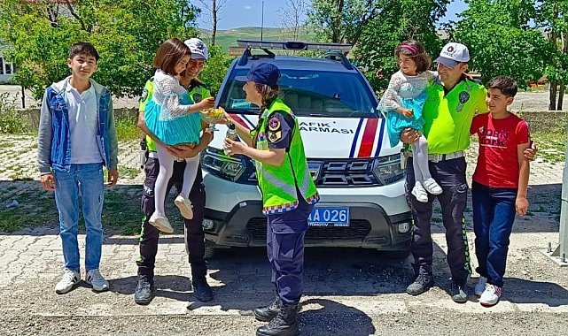 Ağrı'da jandarmadan bayram trafiğinde çocuklara çikolatalı sürpriz