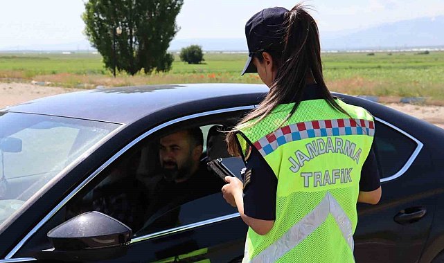 Ağrı'da Kurban Bayramı trafiğinde yoğun denetim ve kontroller devam ediyor
