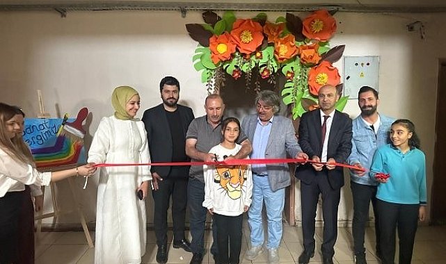 Ağrı'da öğrencilerin yıl sonu sanat eserleri sergilendi