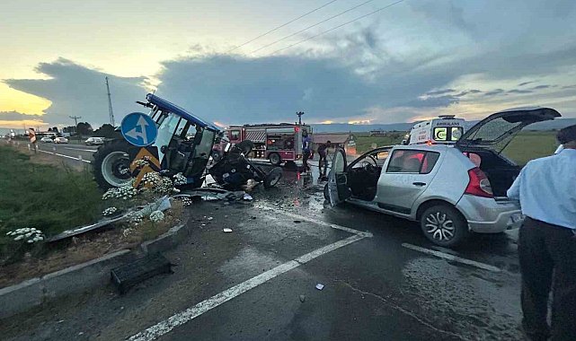 Ağrı'da traktör otomobille çarpıştı: 4 yaralı