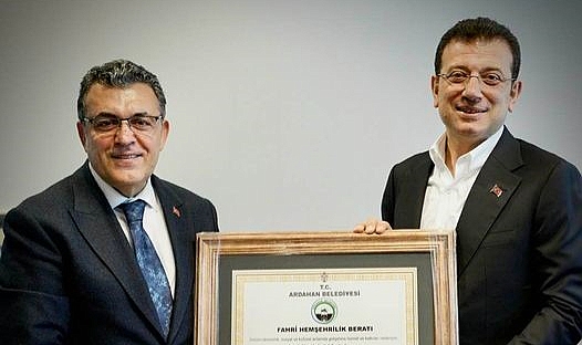 Ardahan Belediyesi'nden İmamoğlu'na 'Fahri Hemşehrilik' Beratı