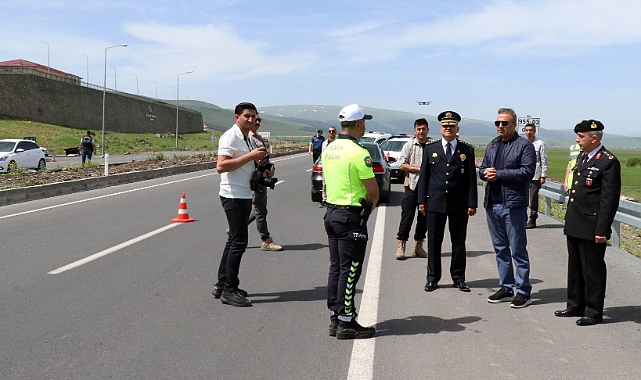 Ardahan Valisi Hayrettin Çiçek, bayram öncesi trafik denetimine katıldı