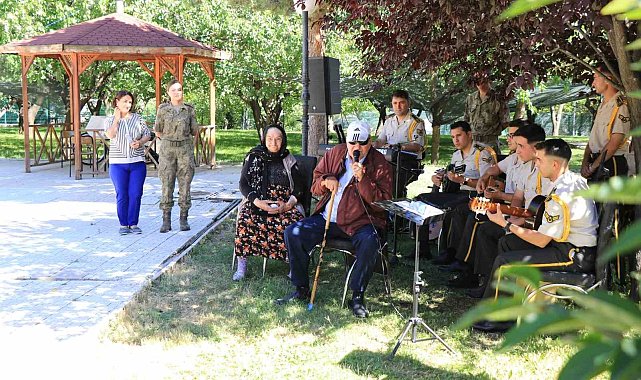 Askeri bando takımı, huzurevi sakinleri için çaldı