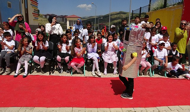 Atık malzeme defilesi ve müzik şöleni büyük beğeni topladı