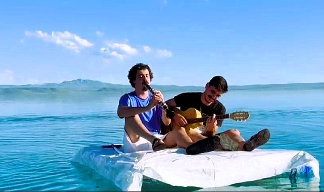 Atık malzemelerden yaptıkları salla Van Gölü'nün ortasında konser verdiler
