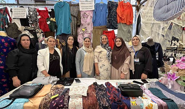 Atık malzemelerden yaptıkları ürünleri sergilediler