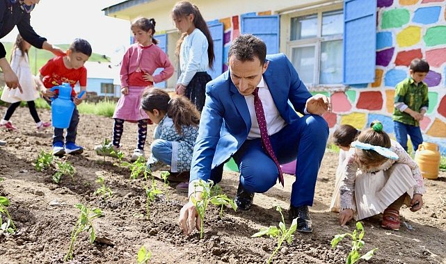 Atıl alanı organik tarım alanına çeviren fedakar öğretmen, ürünlerin geliriyle öğrencilerin eğitim ihtiyaçlarını karşılıyor