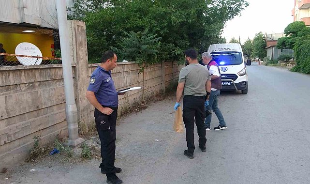 Aydınlatma direğine asılı halde bulunan genç hastaneye kaldırıldı