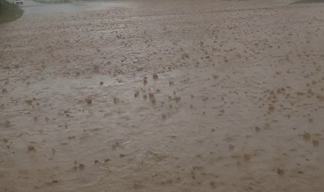 Başkale'de kuvvetli sağanak ve dolu sonrası yollar göle döndü