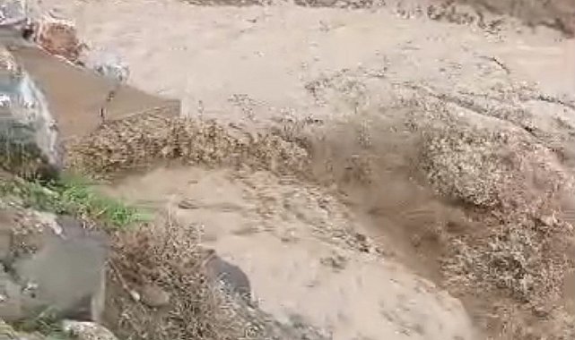 Başkale'de sağanak yağmur sonrası sel suları yolları kapladı
