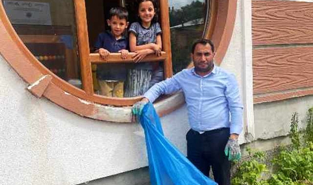 Başkan Oyman ilçesini elleriyle temizliyor