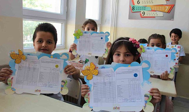 Bingöl'de 60 bine yakın öğrenci karne heyecanı yaşadı