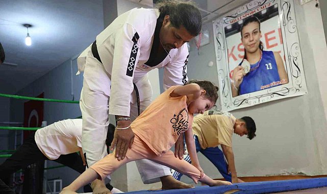 Çocukları kötü alışkanlıklardan uzak tutmak için ücretsiz eğitimler veriyor