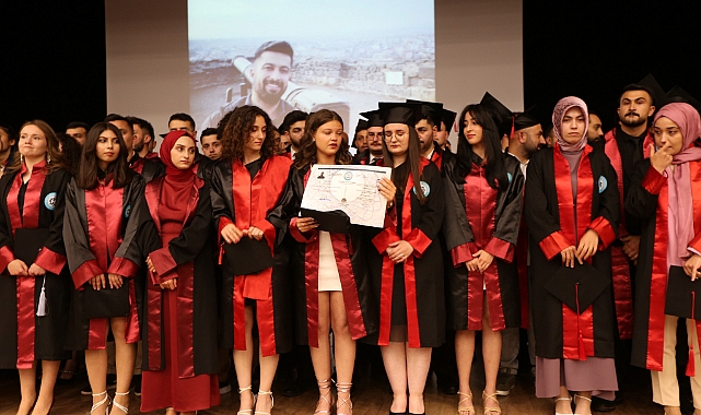Depremde hayatını kaybeden öğrencinin diplomasını sınıf arkadaşları aldı