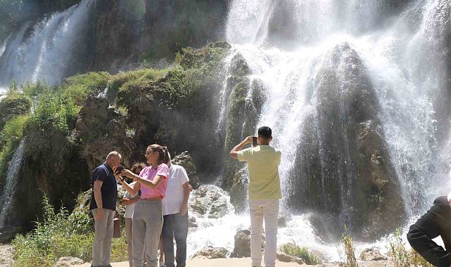 Doğa harikası şelalede hafta sonu yoğunluğu