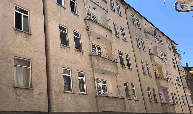 Elazığ'da 3'üncü kattan düşen çocuk yaralandı
