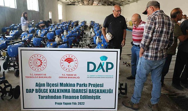 Elazığ'da çiftçilere badem silkeleme ve çapa makinesi dağıtıldı