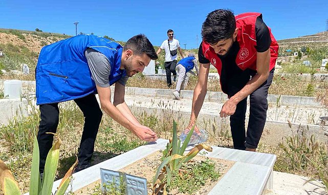 Elazığ'da gönüllü gençlerden kimsesizler mezarlığında temizlik