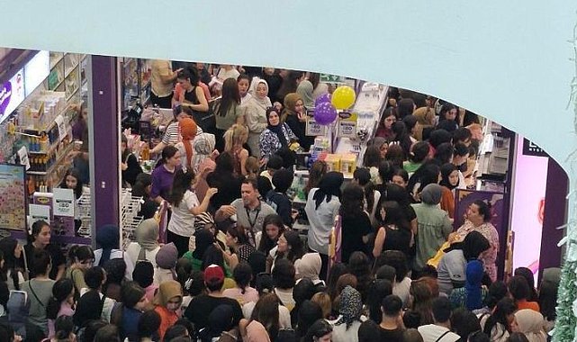 Elazığ&#039;da kozmetik mağazası indirimi izdihama neden oldu