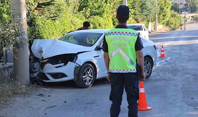 Elazığ'da otomobil beton direğe çarptı: 2 yaralı