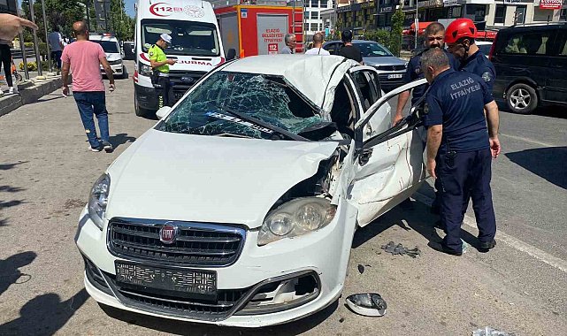 Elazığ&#039;da otomobil tıra çarptı: 3 yaralı